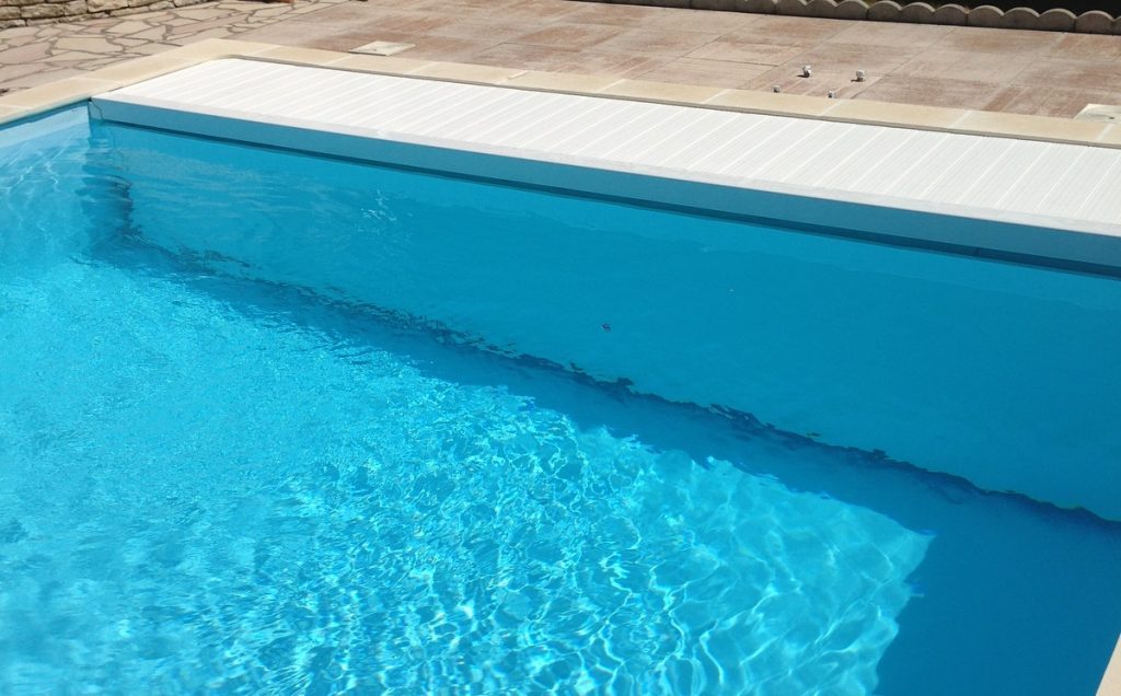 couverture-immerge-sur-mesure-piscine-existante-cloison-pvc-caillebotis-poutre-coloris-blanc