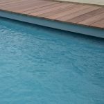 caillebotis bois ip pour volet de piscine immergé avec poutre installation