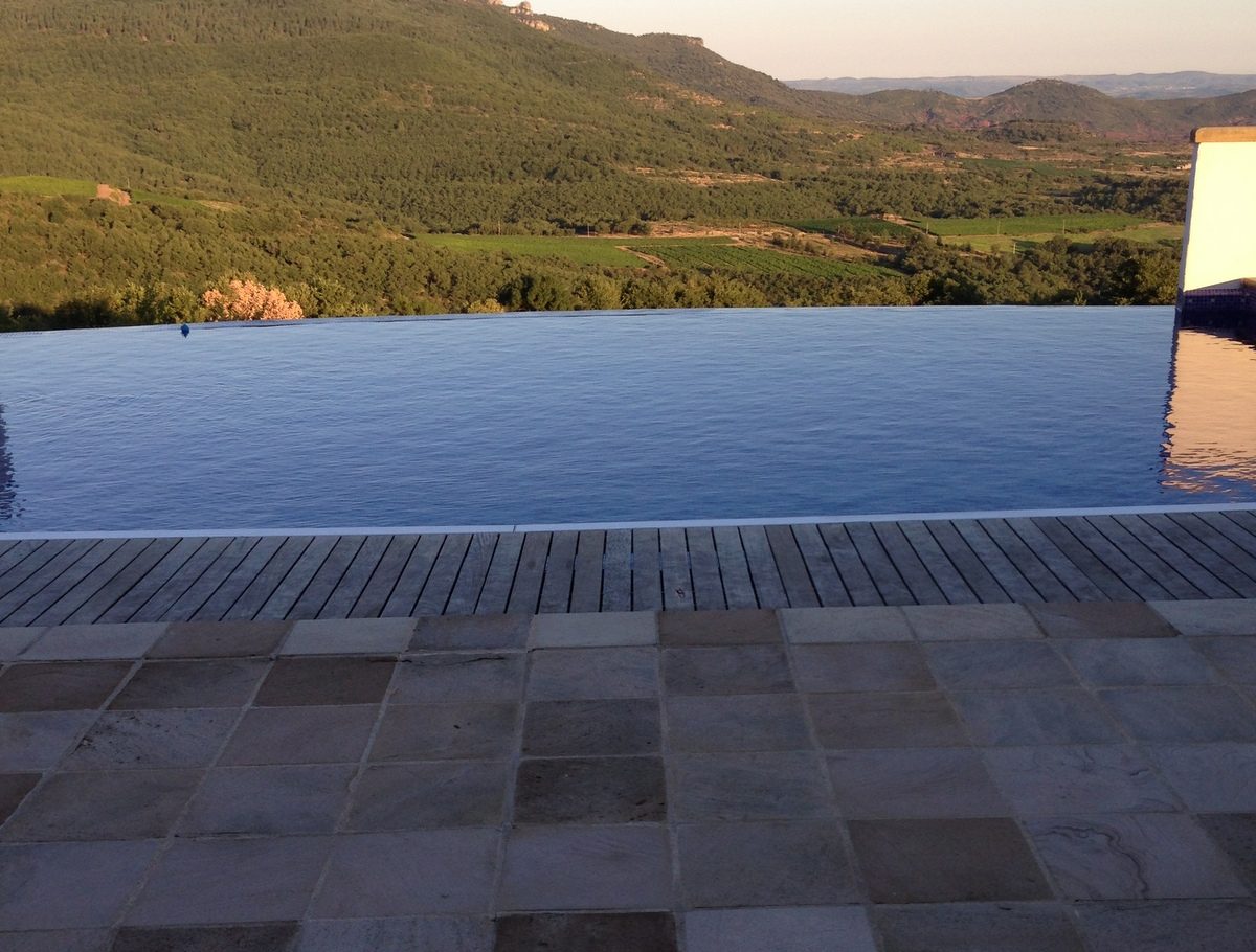 Piscine à débordement en bout de bassin