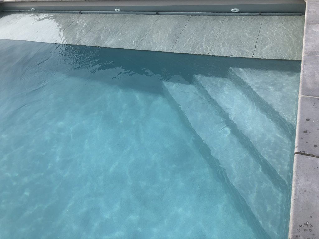 volet caillebotis sous ligne d'eau , revêtement carrelage en gré cérame gris .