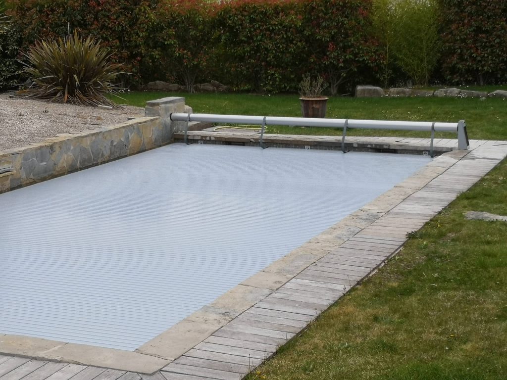 fixation murale du volet de piscine