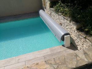 volet hors sol le long du mur de la piscine