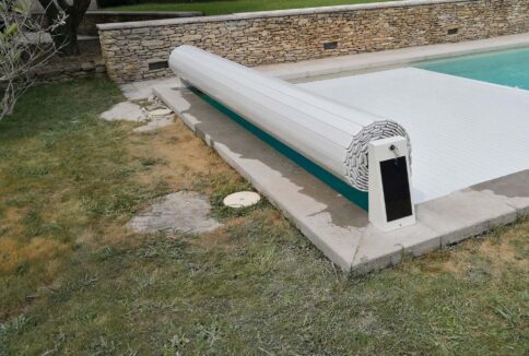 Volet de piscine à alimentation solaire à Clarensac